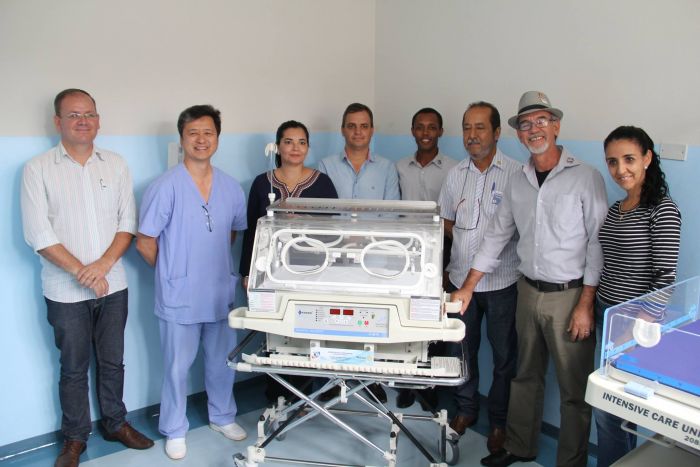 ENTREGA DE UMA INCUBADORA NEONATAL E BERÇO DE REANIMAÇÃO À SANTA CASA