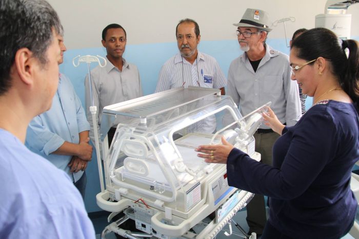 ENTREGA DE UMA INCUBADORA NEONATAL E BERÇO DE REANIMAÇÃO À SANTA CASA