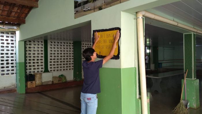 CARTAZES NA ESCOLA