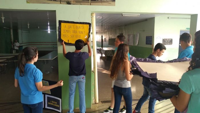 CARTAZES NA ESCOLA
