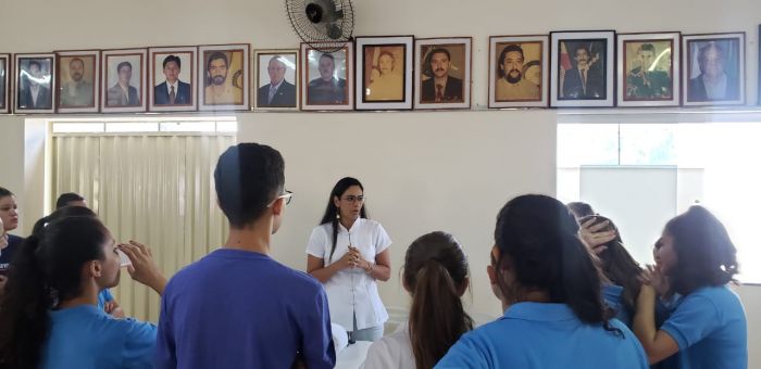EXPLICAÇÕES CONDUZIDA PELA ESTETICISTA MARCELA